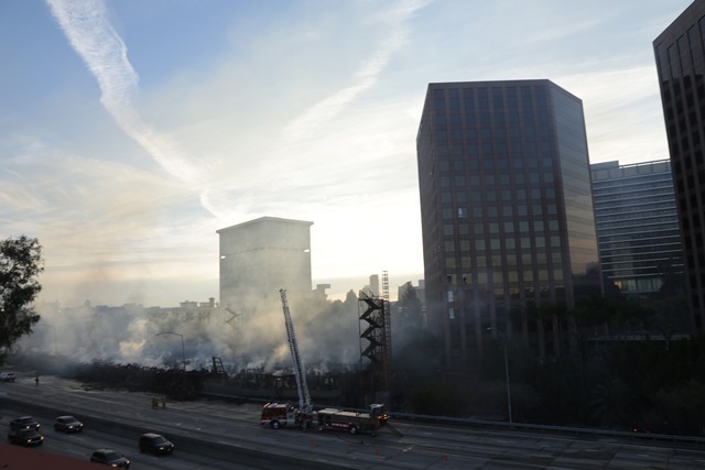 米ロサンゼルスで大規模火災が2件発生、死傷者の報告はなし=2014年12月8日（ロイター/アフロ）