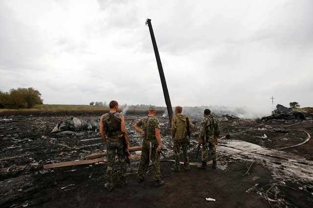 ウクライナ東部でマレーシア機が墜落＝2014年7月（ロイター/アフロ）
