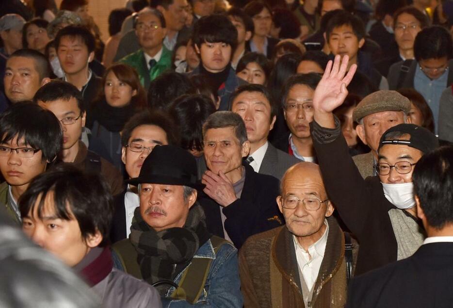 [写真]街頭演説を聞く有権者ら。12日2日に公示される総選挙で国民はどのような審判を下すのか（Natsuki Sakai/アフロ）