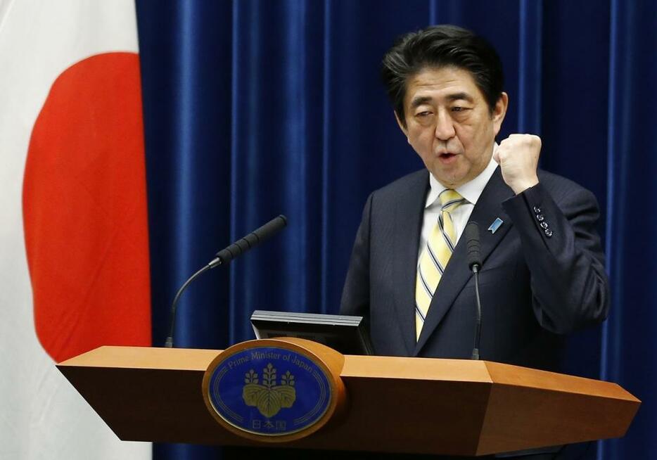 [写真]衆議院解散後の会見で「アベノミクス解散」と銘打った安倍首相（ロイター/アフロ）