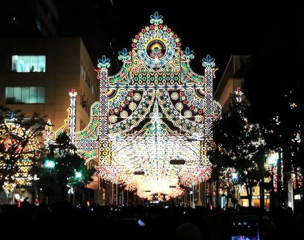 [写真]大勢の人が見守る中、点灯した＝4日午後6時ごろ、神戸市中央区で