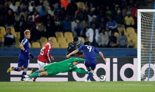 岡崎慎司、W杯初ゴール（デンマーク戦）2010南アフリカ大会＝2010年6月24日（Action Images/アフロ）