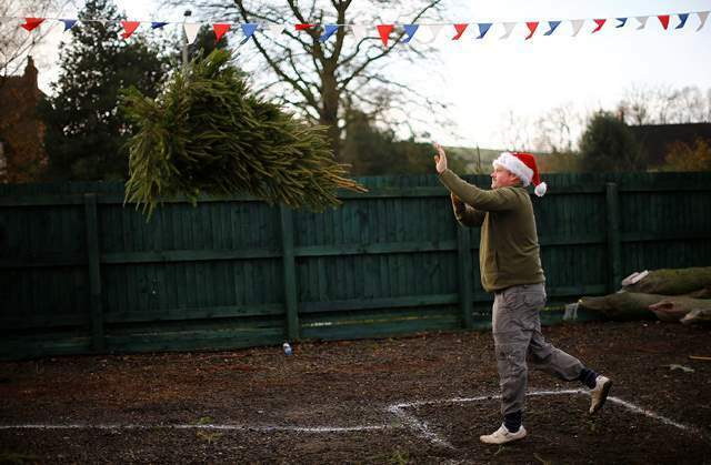 the UK Christmas Tree Throwing Championships in Keele（ロイター/アフロ）