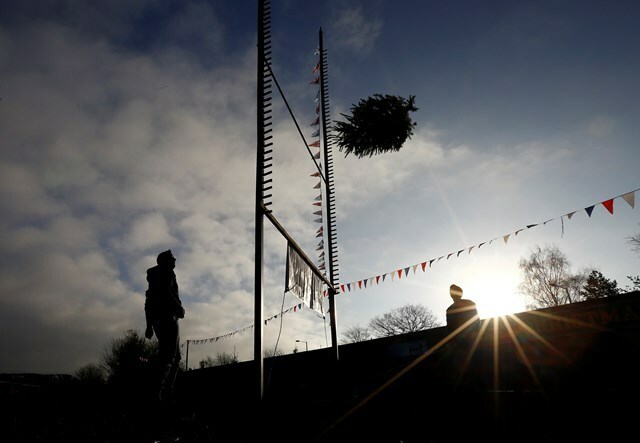 the UK Christmas Tree Throwing Championships in Keele（ロイター/アフロ）