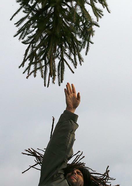 the UK Christmas Tree Throwing Championships in Keele（ロイター/アフロ）