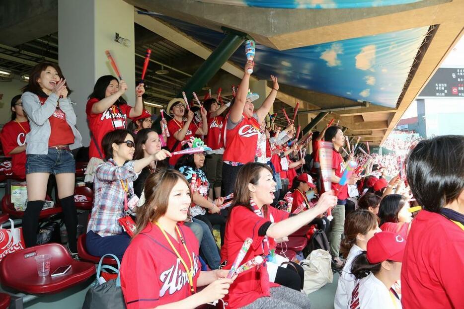 [写真]スタジアムで観戦を楽しむ「カープ女子」ら（広島東洋カープ提供）