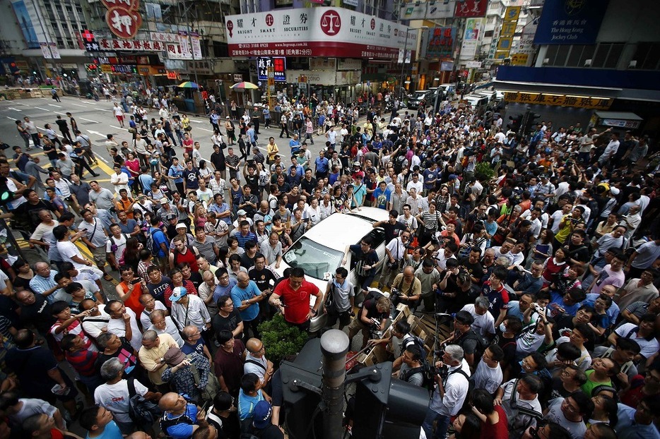 [写真]香港の民主化デモが拡大、民主派と親中派が衝突（ロイター/アフロ、2014年10月4日）