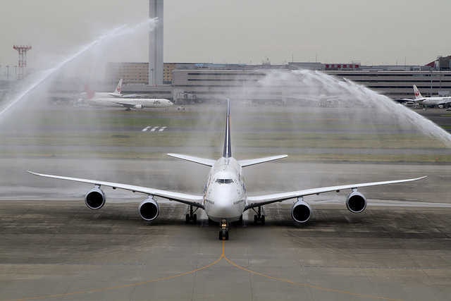 [写真]国際線ターミナル前で放水を受けるB747-8（2014年10月27日、小山英之氏撮影）