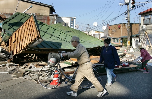倒壊した家屋＝2004年10月24日（ロイター/アフロ）