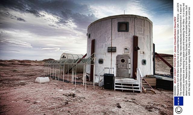 火星有人探査調査団体　米ユタ州砂漠で模擬訓練＝2014年1月15日（REX FEATURES/アフロ）