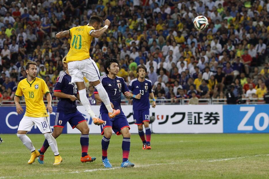 サッカーの国際親善試合で、日本はブラジルに0－4で完敗。ネイマールが4得点（ロイター/アフロ）