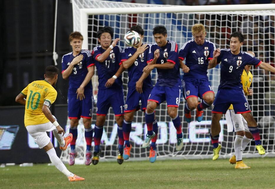 サッカーの国際親善試合で、日本はブラジルに0－4で完敗。ネイマールが4得点（ロイター/アフロ）