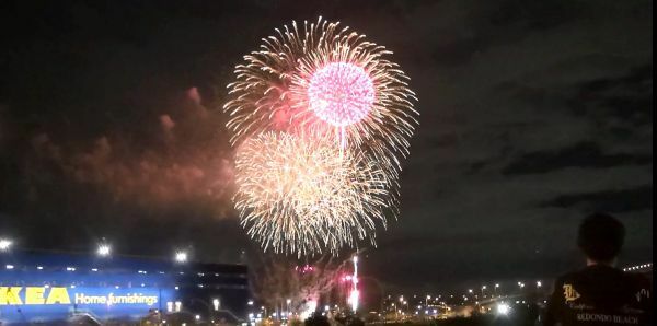 [写真]大阪の秋の夜空に色とりどりの大輪が＝5日午後6時20分ごろ、大阪市大正区で