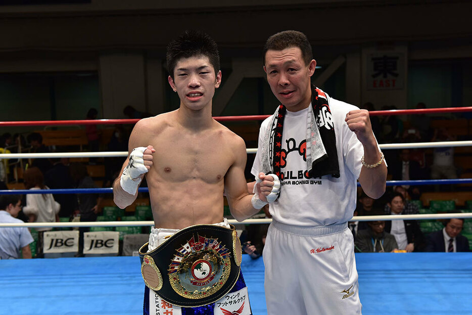 写真左が新王者の田中、右は畑中会長（写真・山口裕朗）