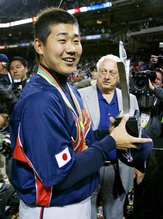 2006WBC 決勝 日本優勝 松坂、MVP＝2006年3月20日（ロイター/アフロ）