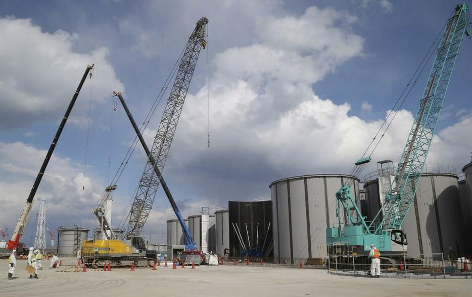 [写真]廃炉作業が進む福島第一原発（写真は震災3年での内部公開時のもの）（代表撮影/ロイター/アフロ）