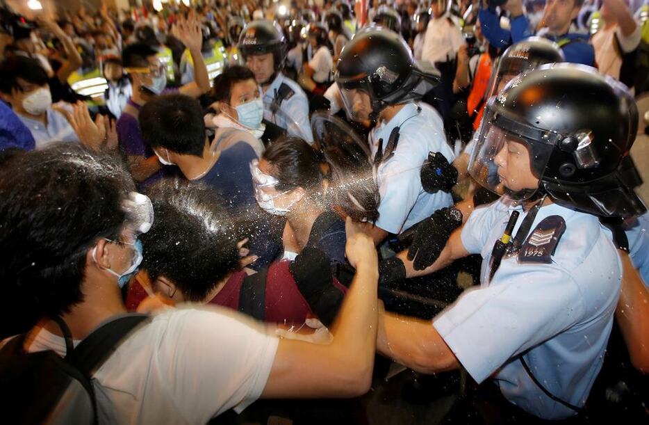 香港デモ隊と警察が衝突＝10月17日（ロイター/アフロ）