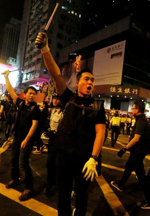 香港デモ隊と警察が衝突＝10月19日（ロイター/アフロ）