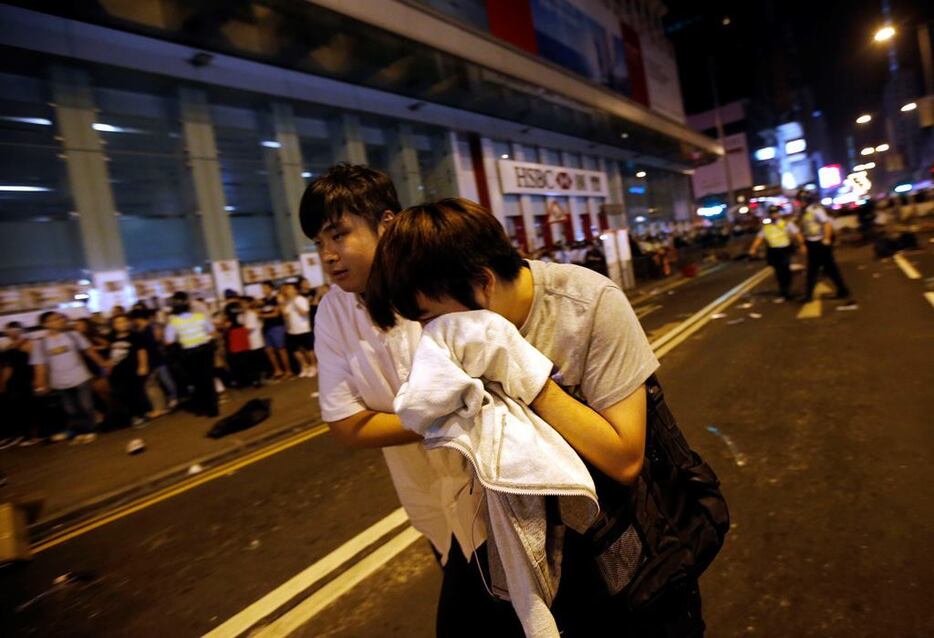 香港デモ隊と警察が衝突＝10月19日（ロイター/アフロ）