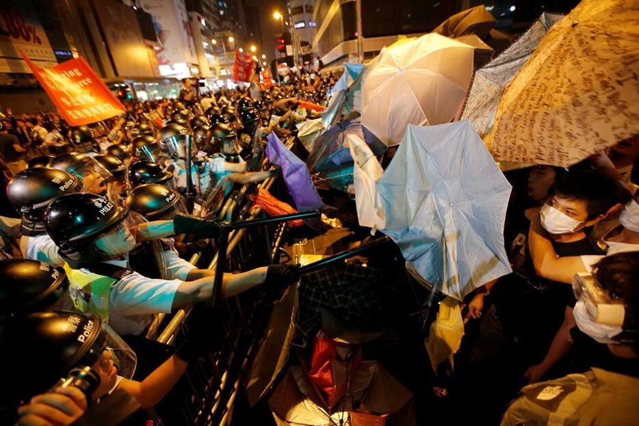 香港デモ隊と警察が衝突＝10月19日（ロイター/アフロ）