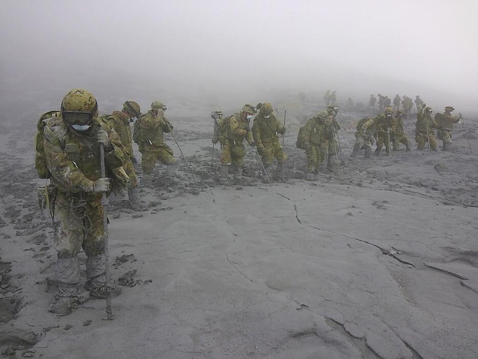 [写真]戦後最悪の火山災害となった御嶽山噴火。不明者の懸命の捜索が続く（防衛省統合幕僚監部/ロイター/アフロ、2014年10月7日）