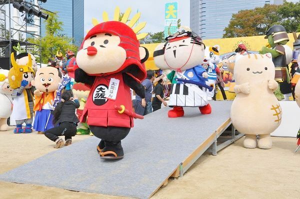 [写真]ステージに集合したご当地キャラたち＝大阪市中央区