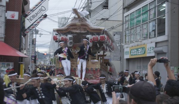 [写真]街中を勇壮に駆ける「やぐら」＝5日午後4時ごろ、大阪府阪南市の尾崎駅前で