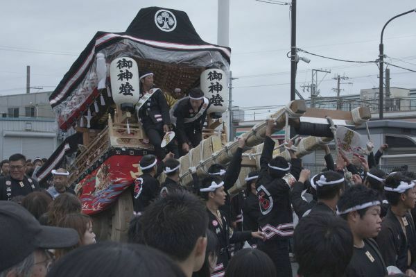 [写真]音頭に合わせ、上下左右に揺れる「やぐら」＝5日午後3時半ごろ、大阪府阪南市の阪南市役所前で