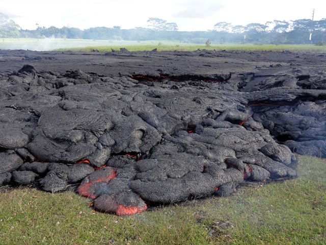 米ハワイ島火山の溶岩流　住宅接近で避難勧告＝10月25日（U.S. Geological Survey/ロイター/アフロ）