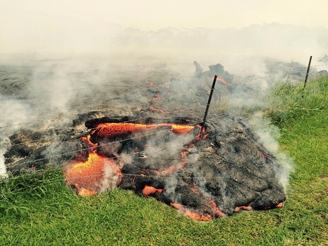 米ハワイ島火山の溶岩流　住宅接近で避難勧告＝10月26日（U.S. Geological Survey/ロイター/アフロ）