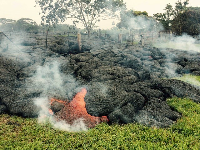 米ハワイ島火山の溶岩流　住宅接近で避難勧告＝10月26日（U.S. Geological Survey/ロイター/アフロ）