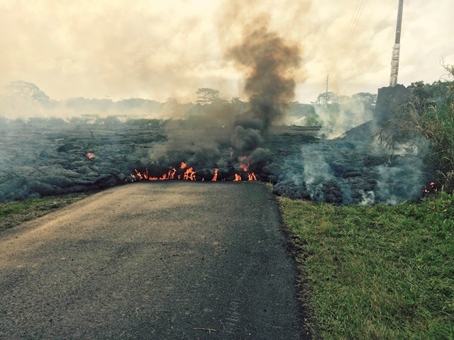 米ハワイ島火山の溶岩流　住宅接近で避難勧告＝10月25日（U.S. Geological Survey/ロイター/アフロ）