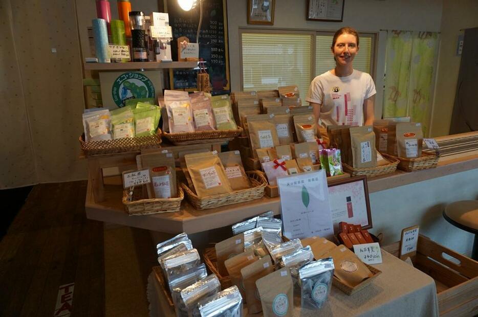 無農薬茶「天の製茶園」直営店では、ドイツの大学生がお手伝い＝水俣市大園町で9月