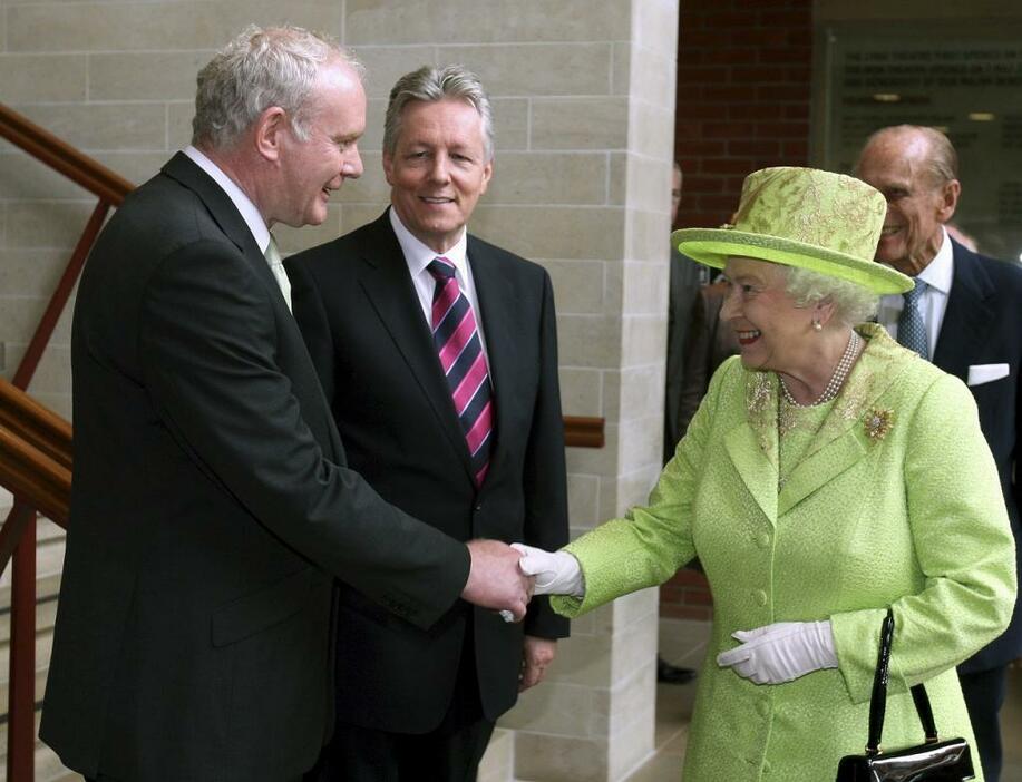 [写真]2012年6月、英エリザベス女王とIRA元司令官が「歴史的握手」（代表撮影/ロイター/アフロ）