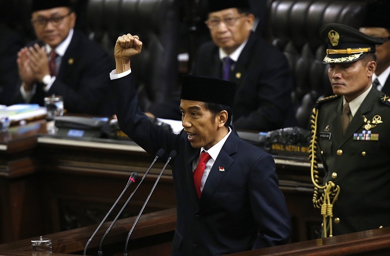 インドネシア新大統領に就任、演説するウィドド氏（写真：ロイター/アフロ）