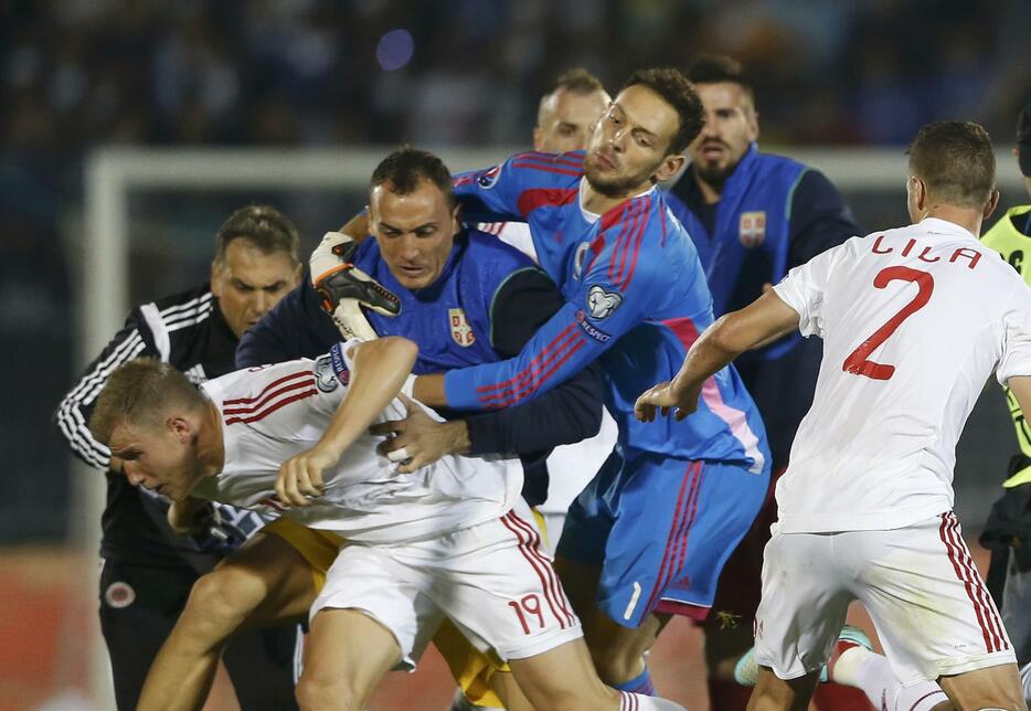 ユーロ2016予選セルビア対アルバニアは乱闘により試合が中止（ロイター/アフロ）