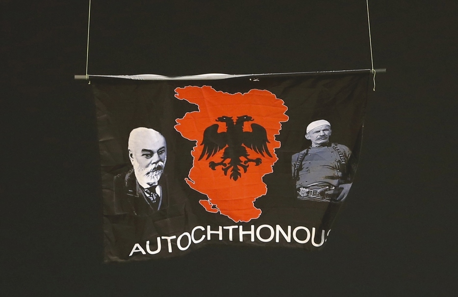 「大アルバニア主義」を示す旗（ロイター/アフロ）