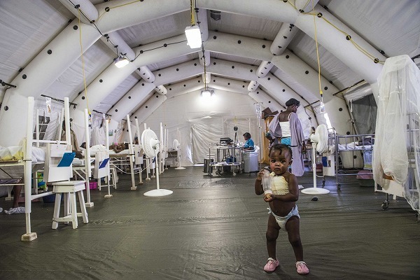 [写真]ハイチ・シテソレイユのMSFのエアテント式仮設病院　(c)Yann Libessart/MSF