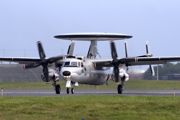 [写真]青森県三沢基地に配備されている警戒航空隊のE-2C（2011年9月4日、小山英之氏撮影）