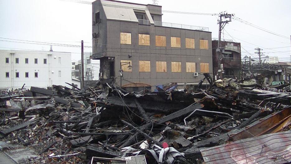 [写真]がれきに覆われた市街地