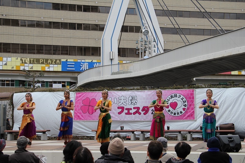 [写真]南インド古典舞踊グループの踊りなど、ライブはバラエティー豊かだった