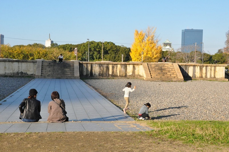 [写真]市民が憩う難波宮跡公園。上町筋をはさんだ西側で新たに役所建物群の遺構が見つかった