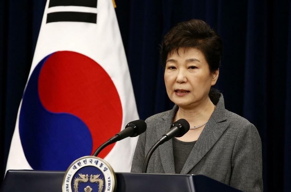 [写真]国政介入事件で任期満了前の辞任を表明した韓国の朴槿恵大統領。だが辞任を求める世論は収まらなかった（代表撮影/ロイター/アフロ）
