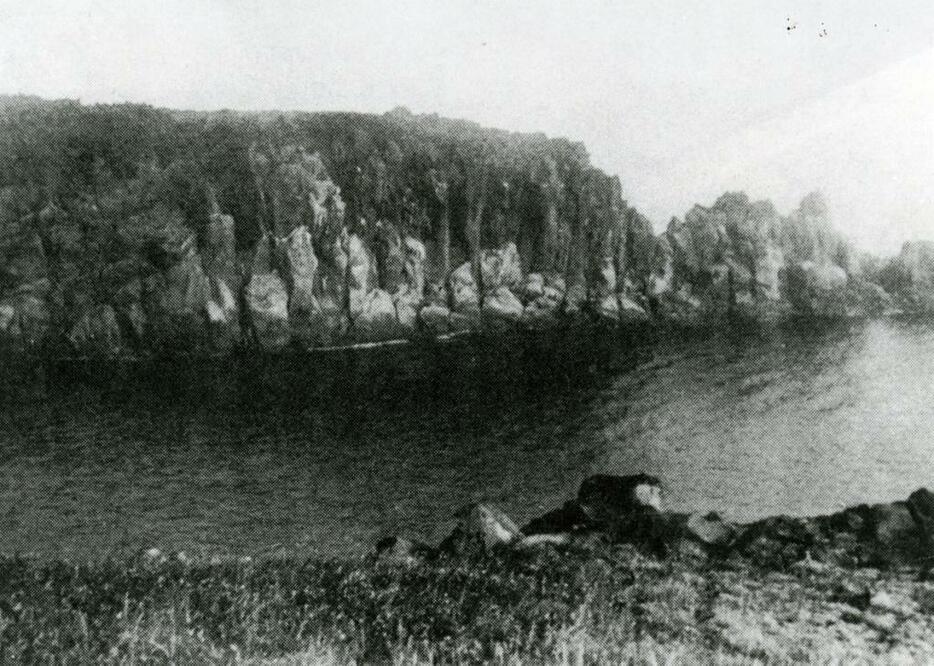 ルルイ岬（西前）の奇岩＝千島歯舞諸島居住者連盟提供