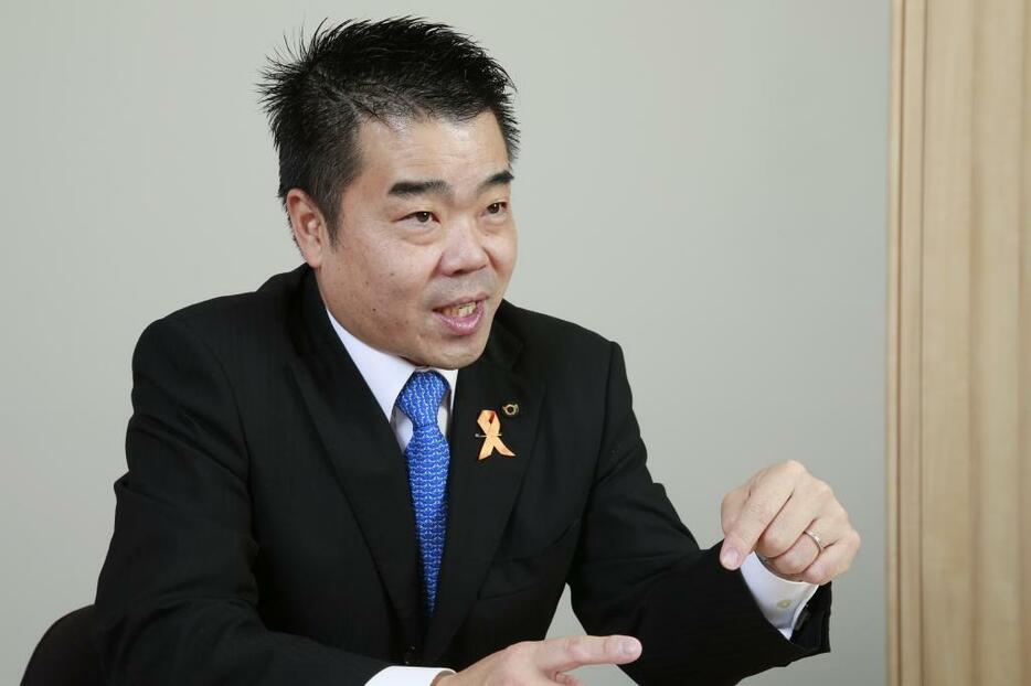 インタビューに答える滋賀県の三日月大造知事（撮影：小池義弘）