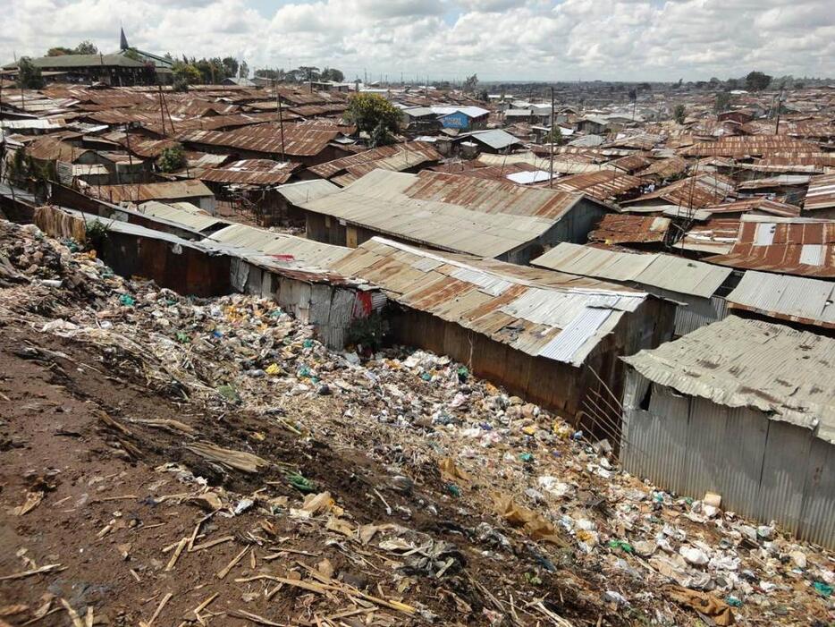 ナイロビ中心街からほど近い東アフリカ最大のスラム、キベラ：人びとの住居に接して大量のゴミが捨てられている（撮影：本庄由紀、2011年）