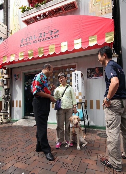 [写真]1961年に我が国で初めて盲導犬の入店を受け入れた東京・銀座の『ナイルレストラン』。現在も歩行指導を終えた使用者とアイメイトが真っ先に訪れる。写真左は、使用者を迎える二代目オーナーのG.Mナイルさん