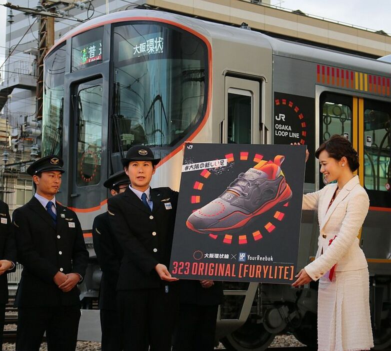 [写真]新車両の行き先表示にクリスマスツリー。記念式典で、右は斉藤雪乃さん