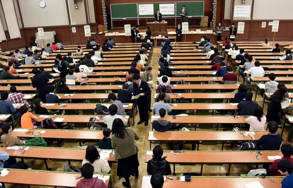 [写真]2015年の大学入試センター試験の様子。いま大学入試センターの後継テストである「大学入学希望者学力評価テスト」の議論が進められている(Natsuki Sakai/アフロ)