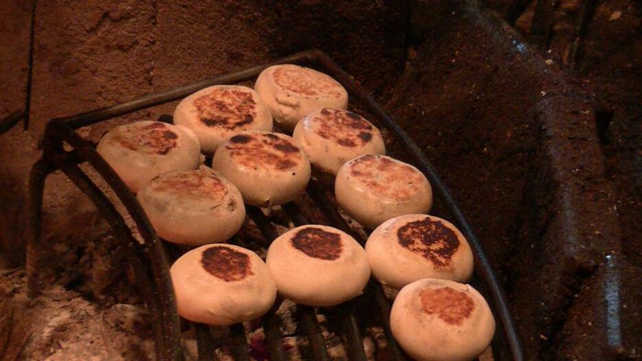 [写真]ふっくら焼き上がるおやき